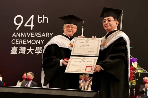 黃春明、施崇棠獲台大名譽博士　10傑出校友翁啟惠也入列