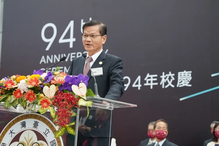 台大選出10名傑出校友，由前中研院長翁啟惠代表致詞。台大提供