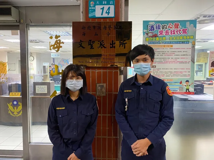 當時協助迷失老人的警員劉桂芳（左）與方威文 （右）。警方提供