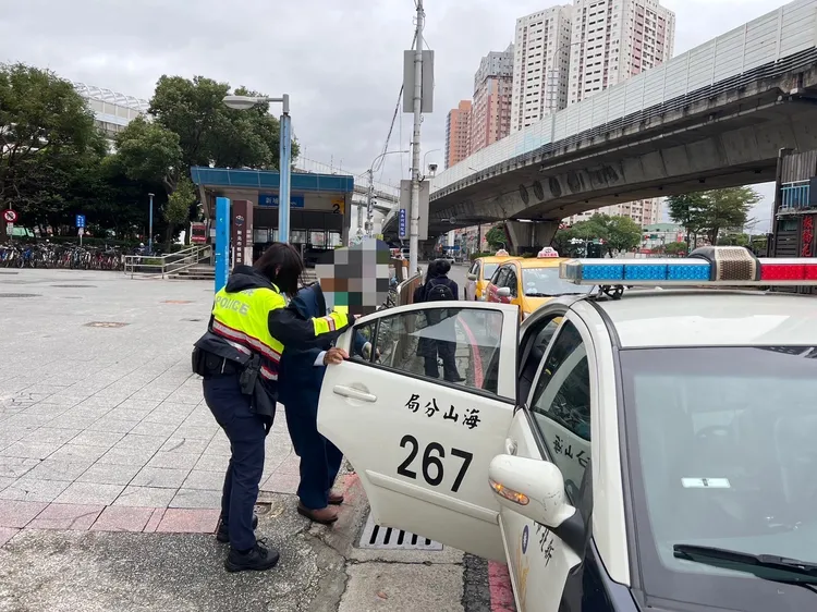 警方利用警車將老翁帶回派出所。警方提供