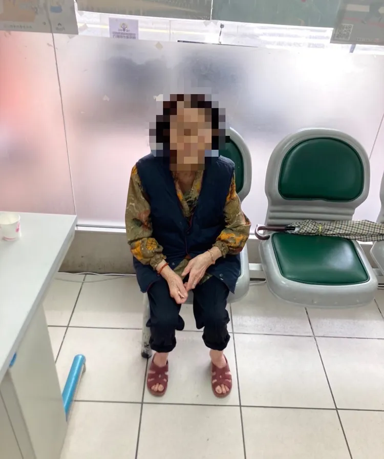 簡姓老婦在派出所內等候家人來接回。警方提供