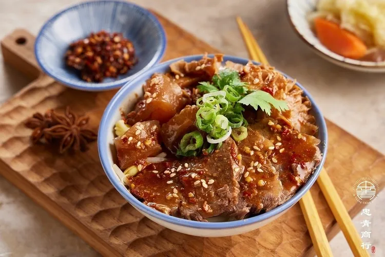 文青飯館「忠青商行」新北首店11/18於新莊宏匯廣場開幕。業者提供