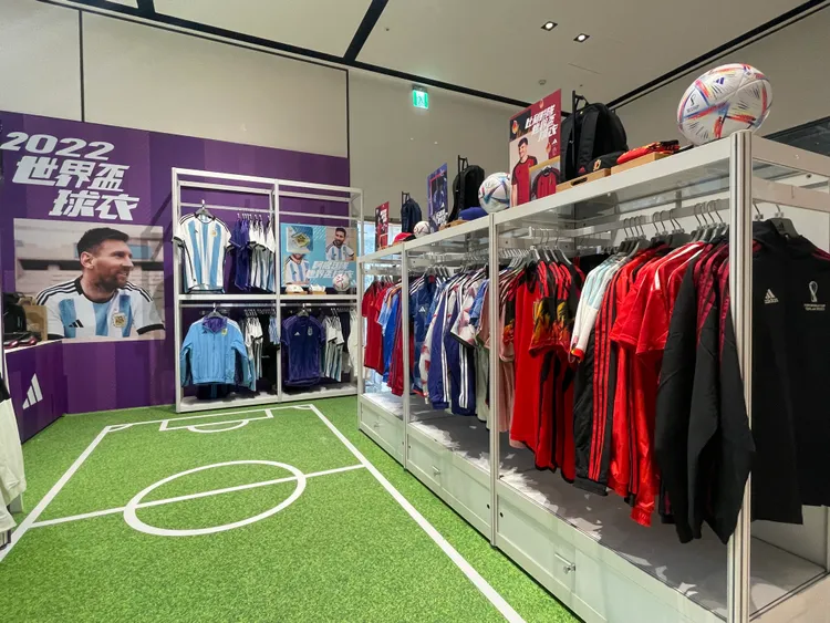 宏匯廣場即日起至12/18與adidas攜手開設世足限定期間限定店。adidas提供 