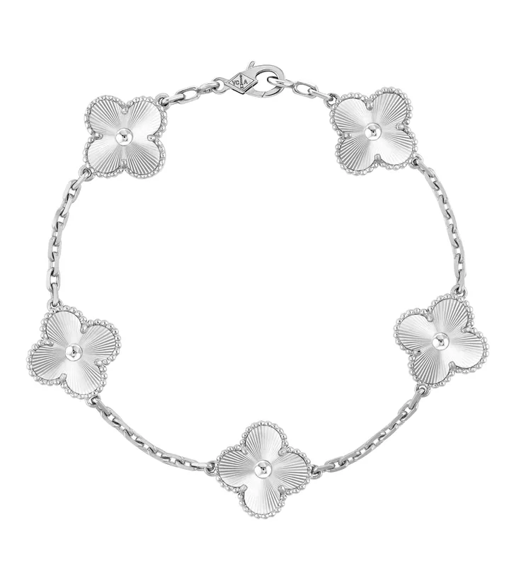 Vintage Alhambra 18K白金手鍊，5枚4葉圖騰，約18萬1000元。品牌提供