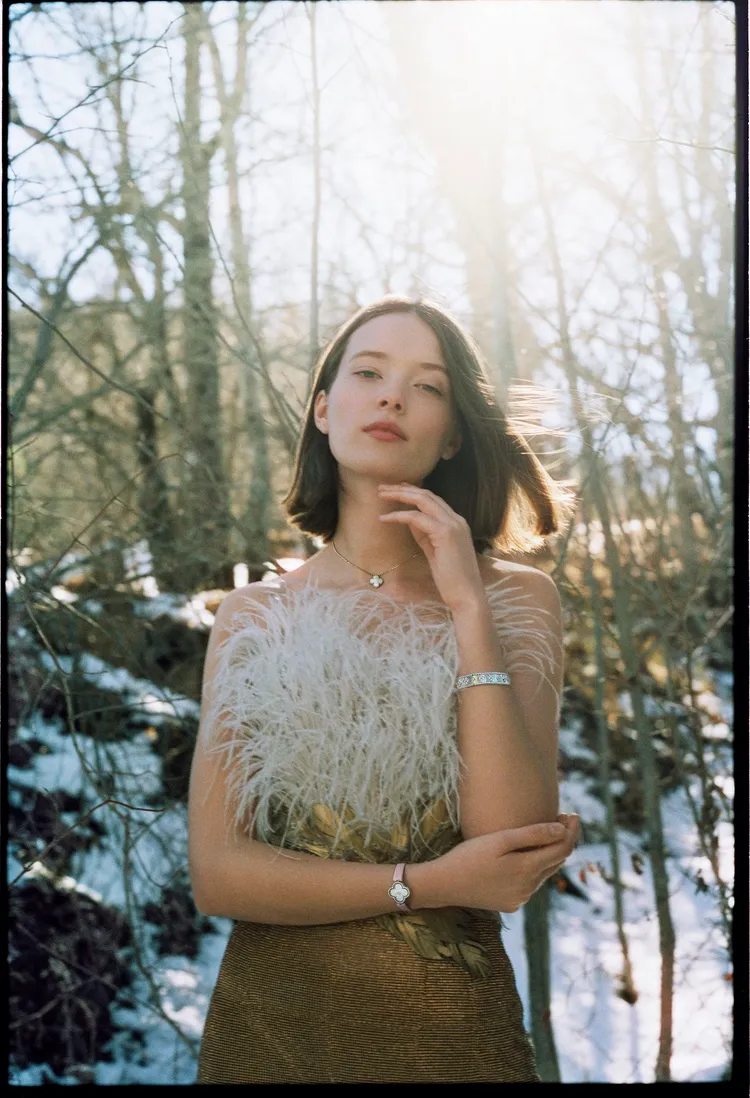 Alhambra系列下再增5款新作，以18K白金演繹的璣鏤雕花工藝，綻放出令人意想不到的嬌媚姿態。品牌提供