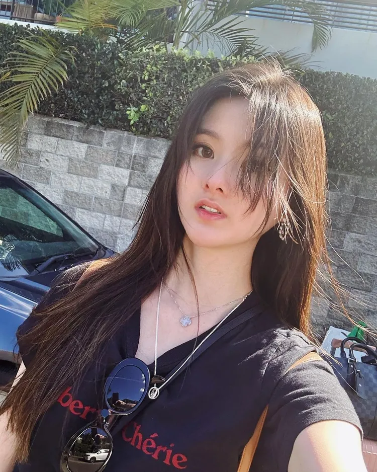 在廖思惟分享的美照中，總能看見在她胸前閃耀的4葉圖騰。翻攝trinityliao IG