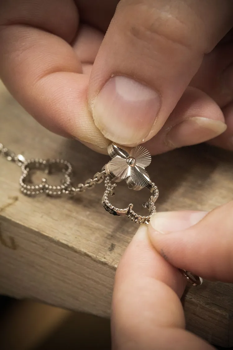 以典雅圓珠飾邊烘托的璣鏤雕花4葉圖騰，延續了Vintage Alhambra系列的經典風格。品牌提供