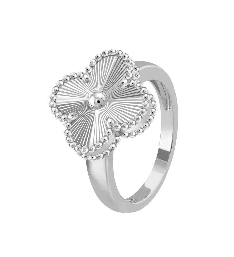 Vintage Alhambra 18K白金戒指，約12萬元。品牌提供