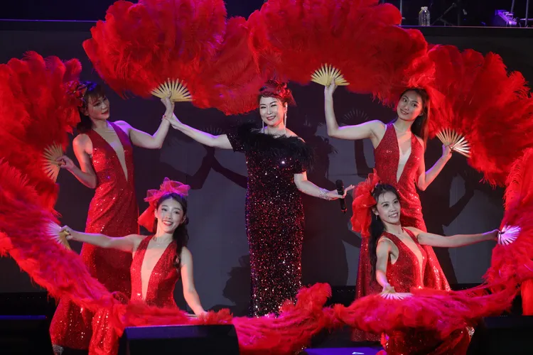 張秀卿在舞台上載歌載舞。鄭孟晃攝