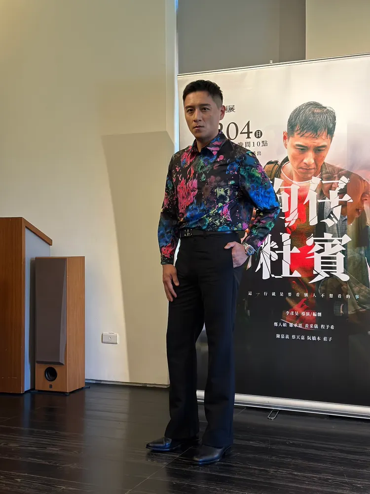 鄭人碩今天出席記者會，穿著很漂丿。蔡依庭攝