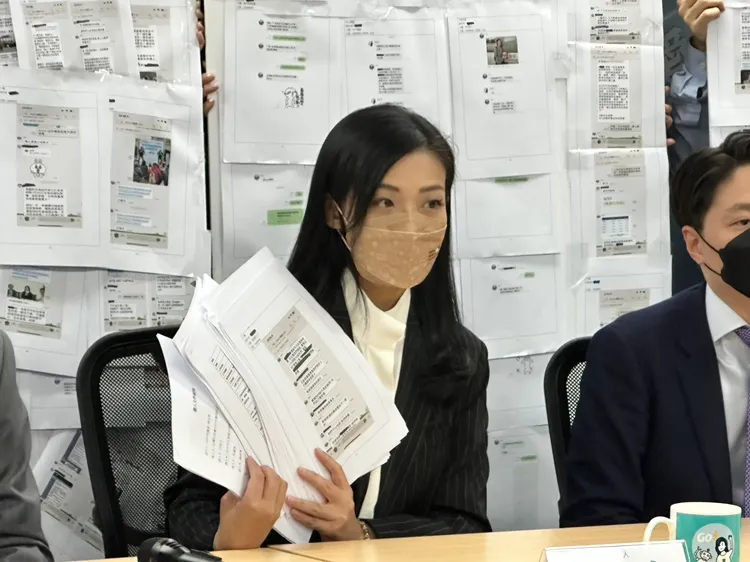 高虹安秀出一整面牆的李男「工作對話紀錄」截圖。潘袁詩羽攝