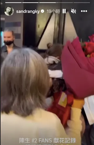 吳君如女兒和夥伴哭成一團，爸爸陳可辛想獻花還找不到空隙。翻攝吳君如IG