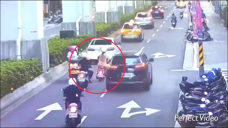 李男逃逸時，王女趁機將裝有毒品的香菸盒丟棄。警方提供