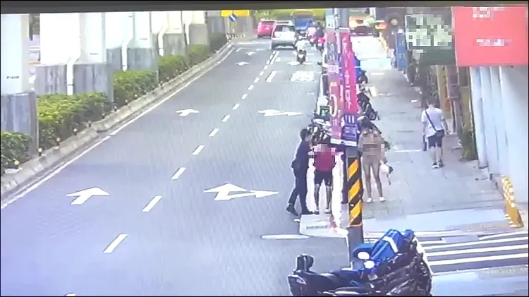 警方將兩人帶回丟棄毒品處。警方提供