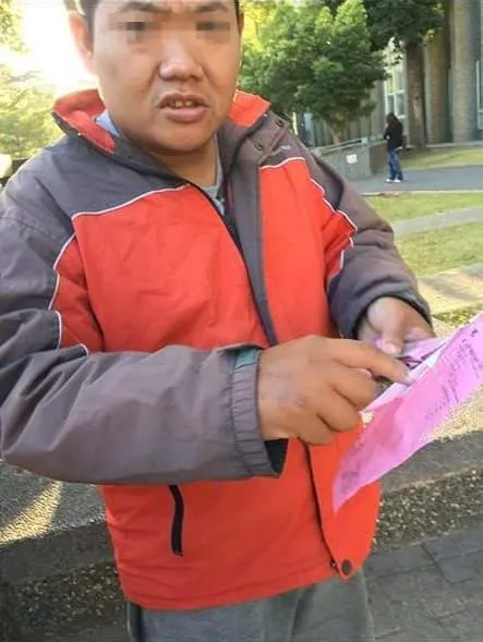 網友貼出疑似欺騙善心人的醫藥費乞丐照片。翻攝自臉書「爆料公社」