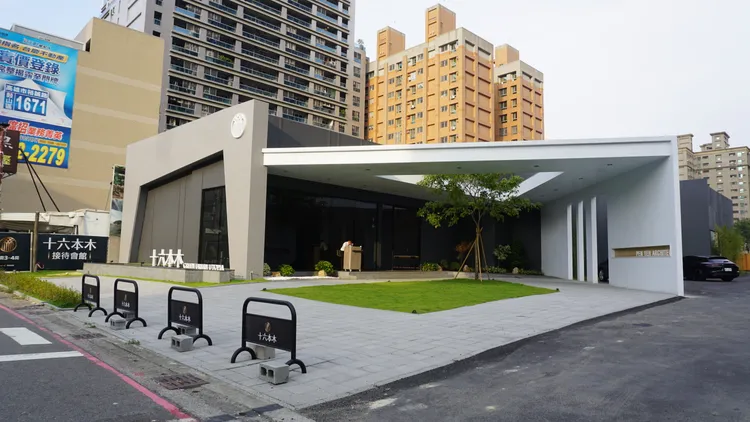 漢神巨蛋商圈大樓預售案「十六本木」，近期出現大量實登，在已揭露13戶住宅每坪成交單價落在40.9-47.9萬元。葉家銘攝