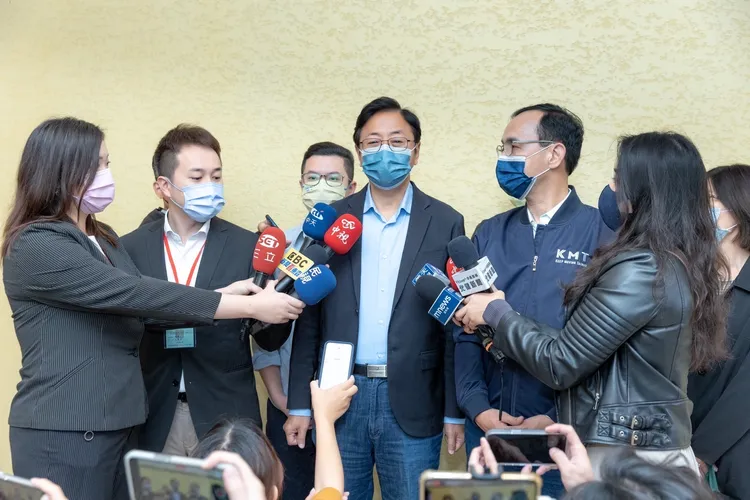 朱立倫陪同張善政投票。張善政競辦提供