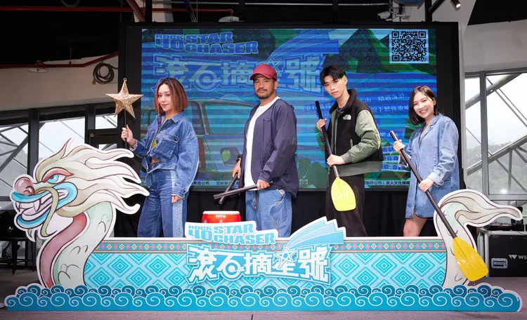 張震嶽(左二)上山下海尋找好聲音。滾石提供