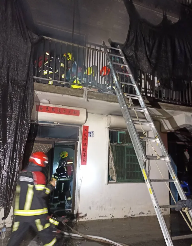 消防人員架梯上2樓陽台救出屋主及次子。民眾提供