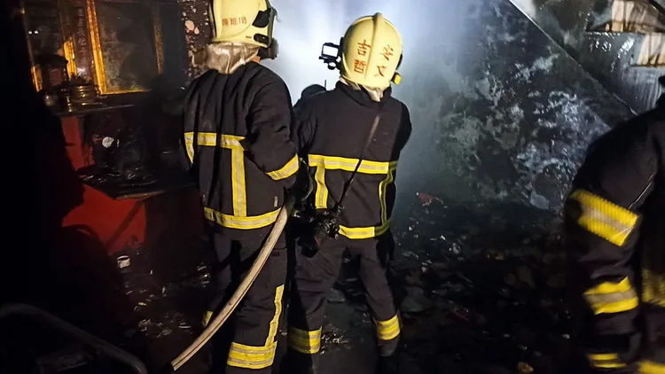 消防人員初步研判起火點在1樓神明廳附近。民眾提供