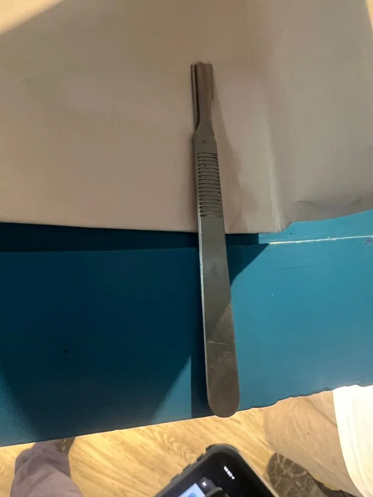 詹男行兇用的手術刀。翻攝畫面