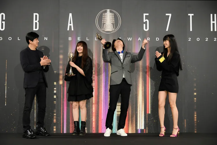 今補辦金鐘獎戲劇類主題歌曲獎項儀式，姚小民和琳誼以插曲《蚵仔麵線》獲得該獎項。三立提供