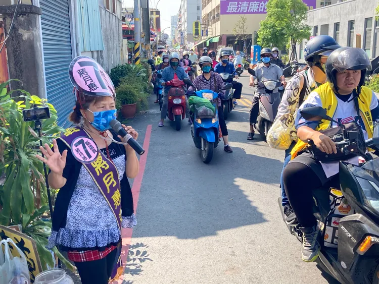 蔣月惠站街頭數十年如一日，就是非選戰的平常日也常可看到她。陳宏銘攝