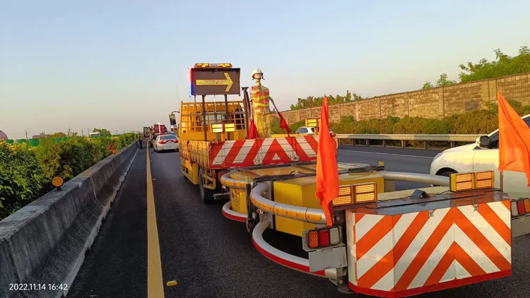 緩撞車今天很忙碌。民眾提供