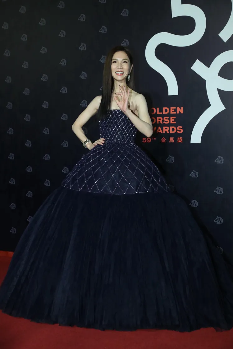 謝盈萱手比ok期許自己主持順利。攝影中心攝