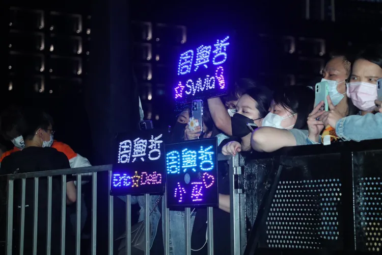 周興哲粉絲手舉燈牌。攝影中心攝