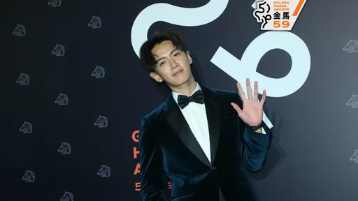 金馬獎紅毯|柯震東帥壓周興哲成人氣王 粉絲搶拍林亭莉激動到摔倒