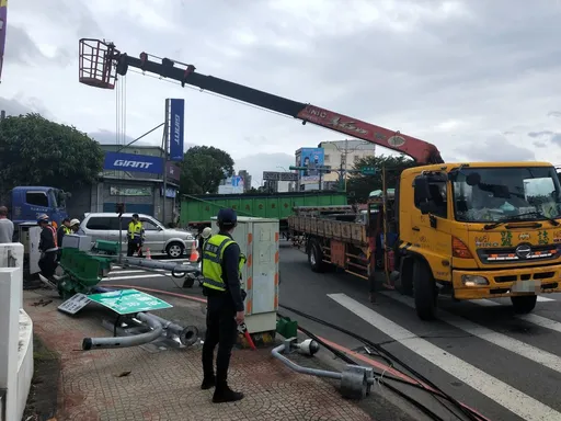 大貨車吊桿不慎拉斷號誌電線　台1線中壢段雙向道路封閉