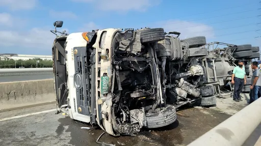 彰化西濱曳引車自撞翻車1傷 拖6小時才排除