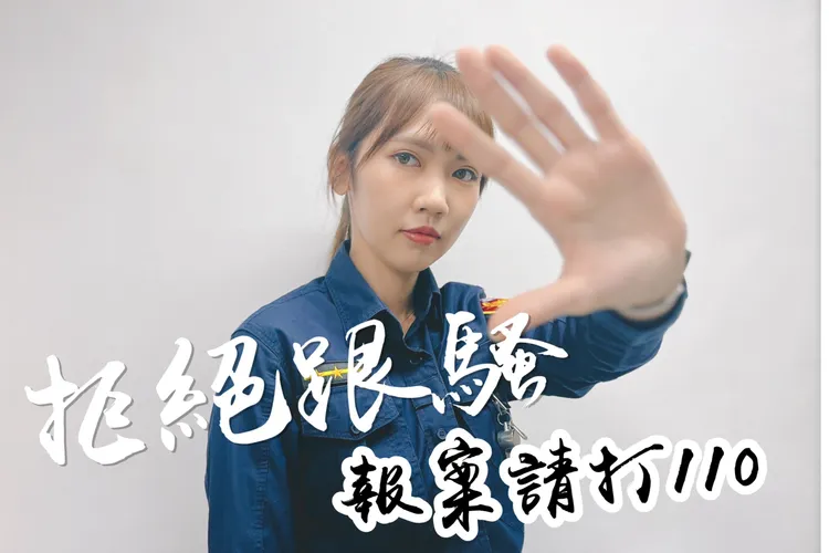 外表清秀的甜甜，上班時收到愛慕者所送的巧克力，並留下許多表達愛意的話。警方提供