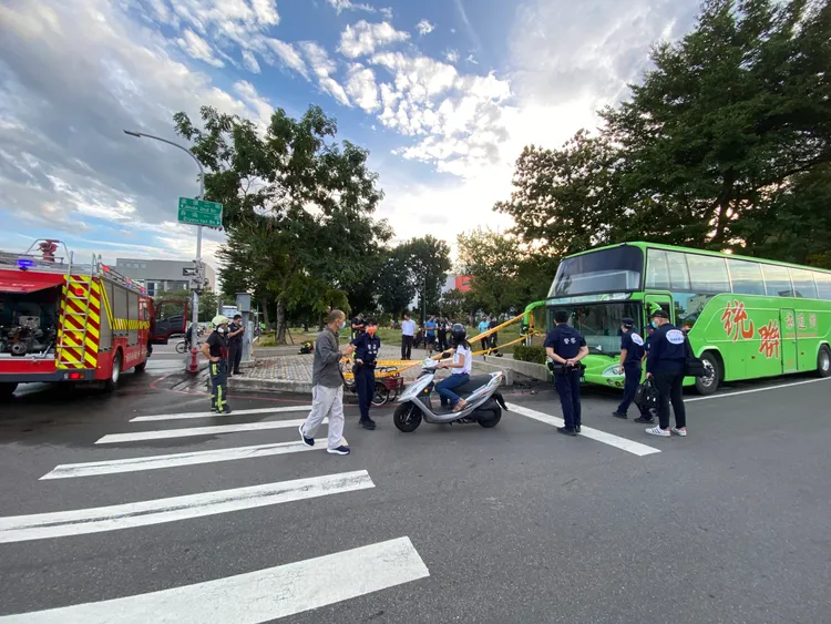 警方和消防隊員到場勘驗調查電動三輪車起火原因。張喆喜攝