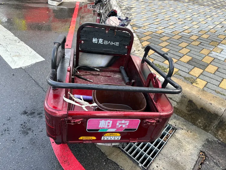 婦人電動三輪車燒毀。消防局提供