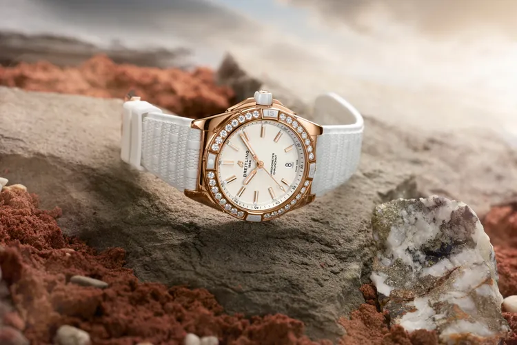 Super Chronomat 38 18K紅金白面鑲鑽腕錶橡膠錶帶款，59萬5000元。品牌提供