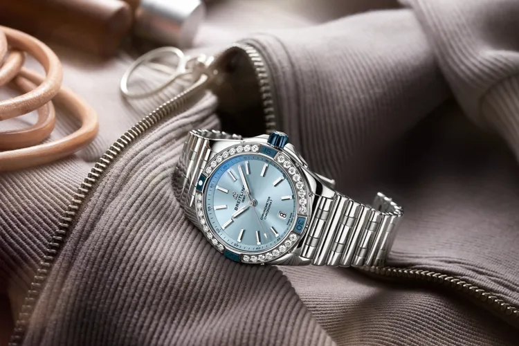 Super Chronomat 38精鋼冰藍面鑲鑽腕錶鍊帶款，31萬元。品牌提供