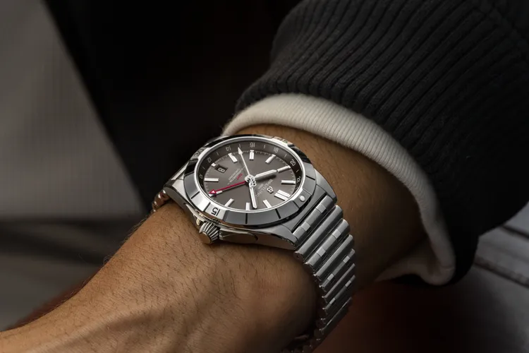 Chronomat Automatic GMT 40兩地時間精鋼灰面錶，16萬9000元。品牌提供