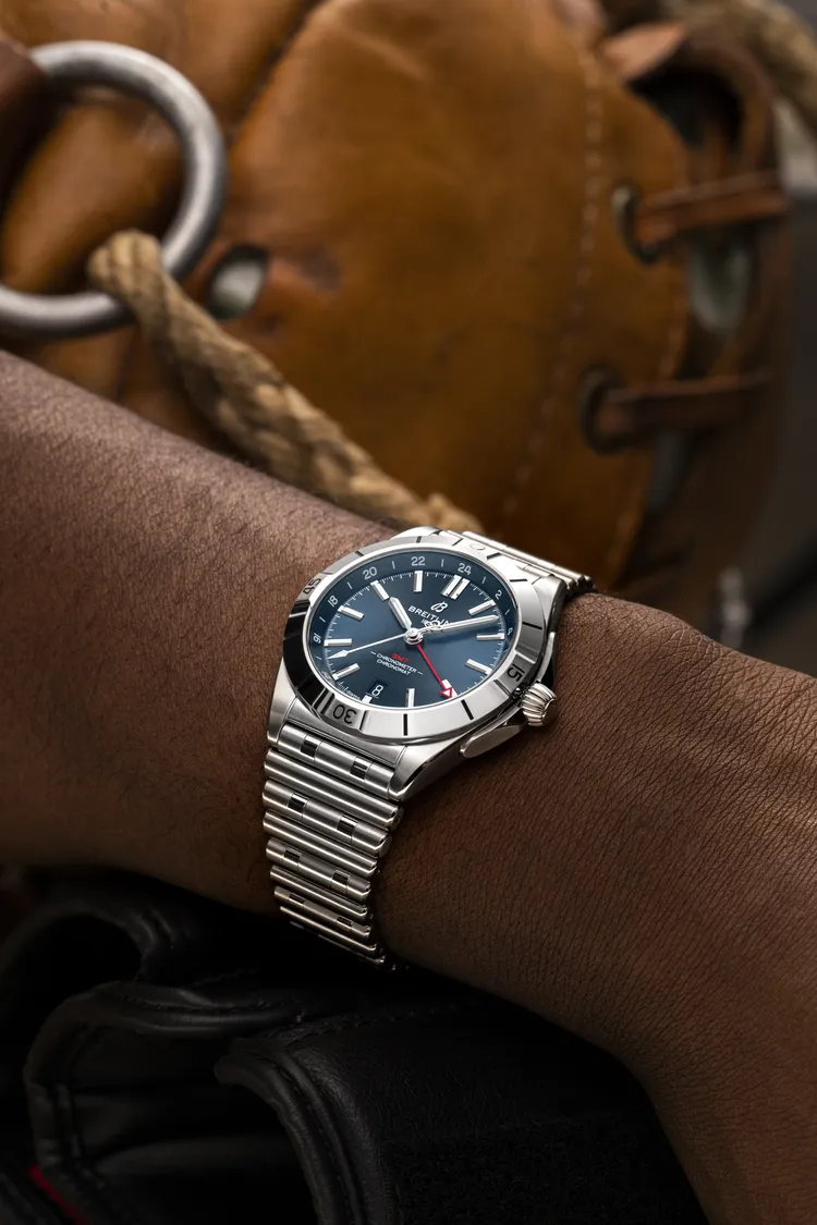 Chronomat Automatic GMT 40兩地時間精鋼藍面錶，16萬9000元。品牌提供