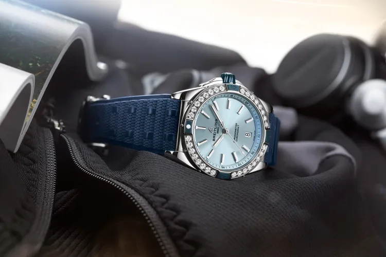 Super Chronomat 38精鋼冰藍面鑲鑽腕錶橡膠錶帶款，28萬8000元。品牌提供