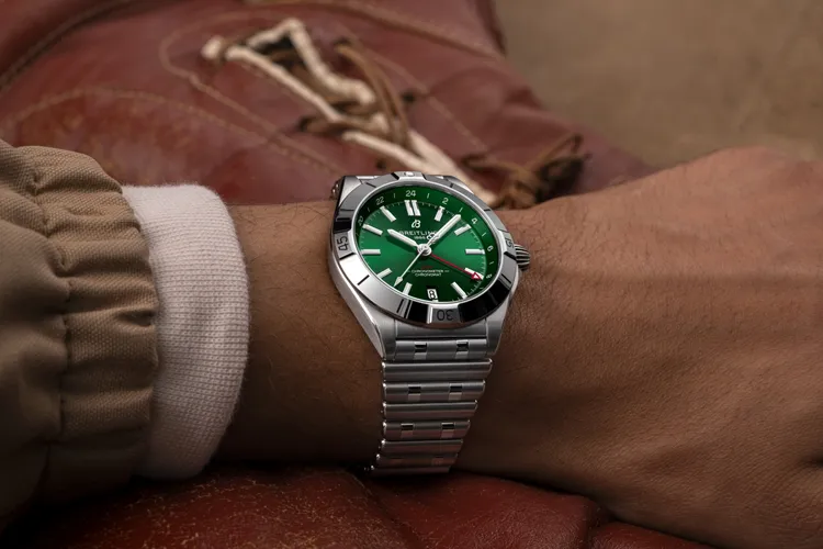 Chronomat Automatic GMT 40兩地時間精鋼綠面錶，16萬9000元。品牌提供