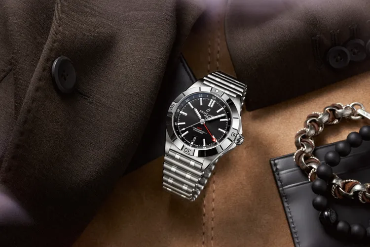 Chronomat Automatic GMT 40兩地時間精鋼黑面錶，16萬9000元。品牌提供