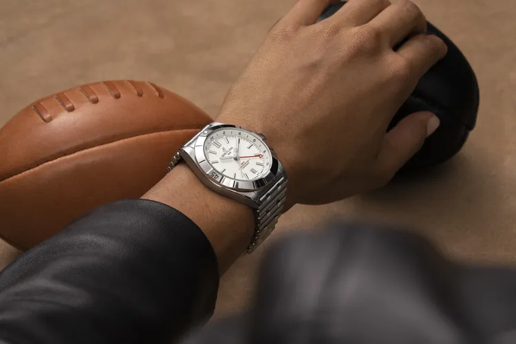Chronomat Automatic GMT 40兩地時間精鋼白面錶，16萬9000元。品牌提供