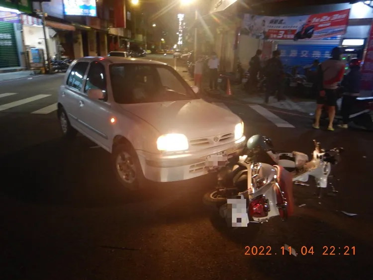 蘇男酒後駕駛白色March撞上機車。讀者提供