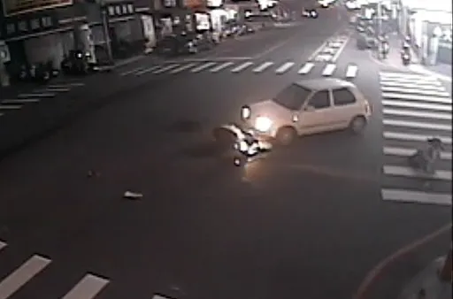 March左轉狠撞女騎士 台中酒駕男肇事畫面曝光