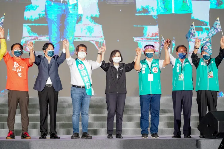 對手盧秀燕譏「蔡其昌有總統，我有市民最大咖」，蔡其昌直嗆盧為總統夢到各縣市拜票，「選前三天才知道台中市民是最大咖？」蔡其昌競總提供