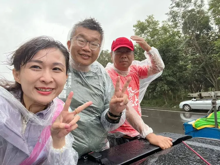 蔡其昌跟后豐區市議員謝志忠、市議員候選人廖芝晏冒雨掃街拜票。蔡其昌競總提供