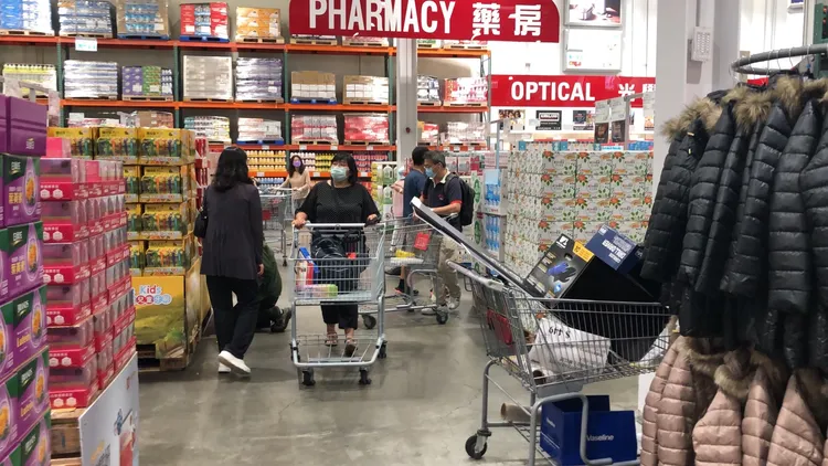 民眾挑選商品。高鈞麟攝