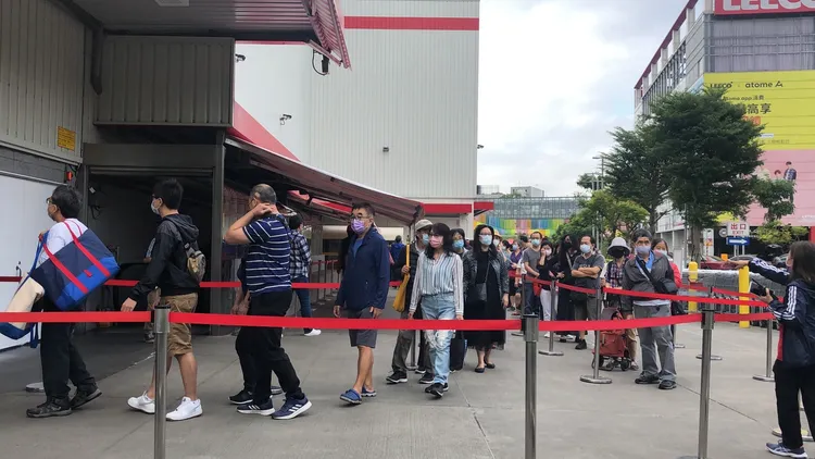 好市多內湖店門口已湧現排隊人潮。高鈞麟攝